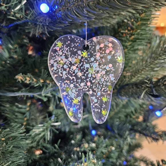 Hamdmade Glow in the dark tooth keychain - Picture 14 of 14
